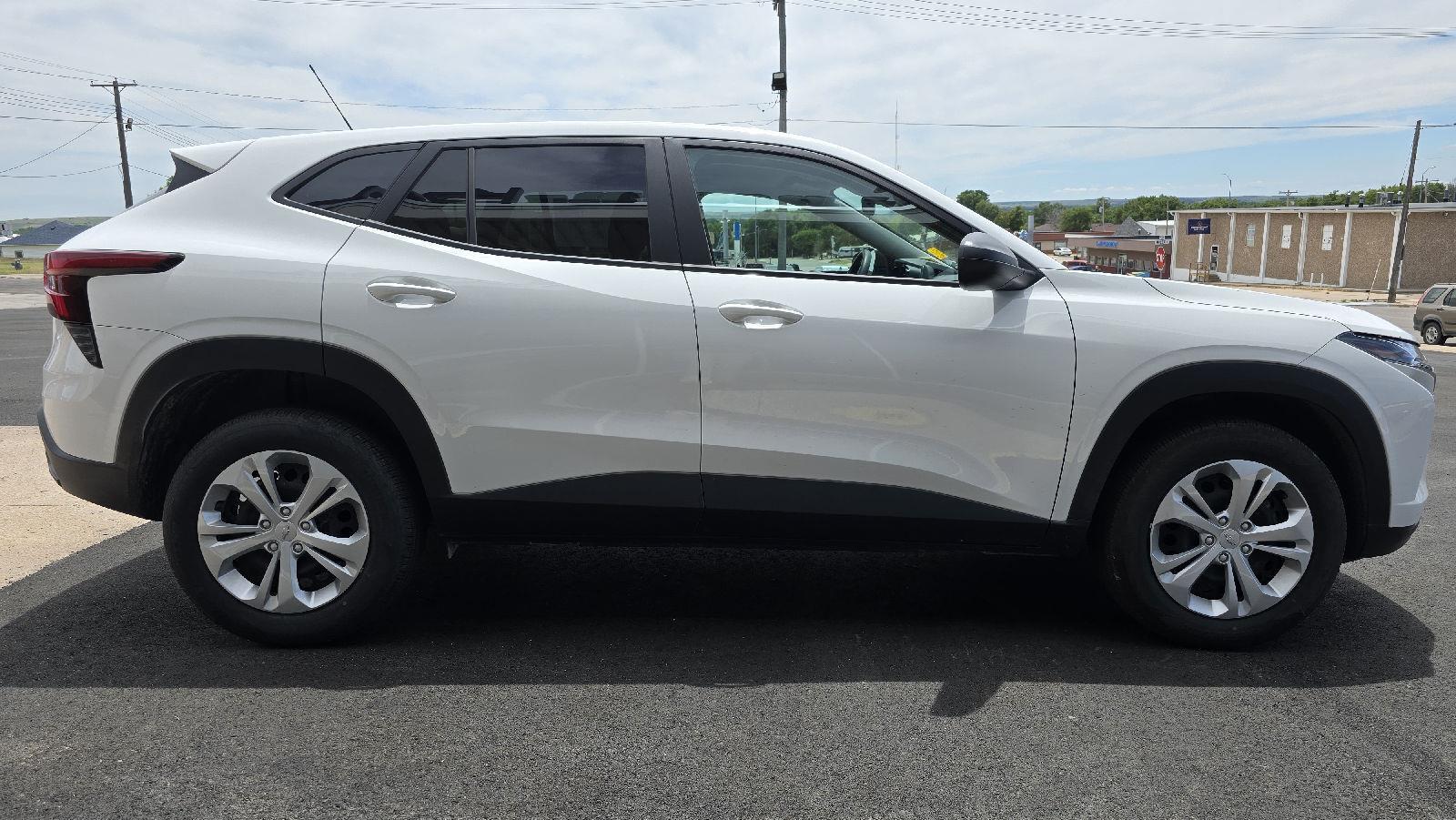 2025 Chevrolet Trax LS photo 2