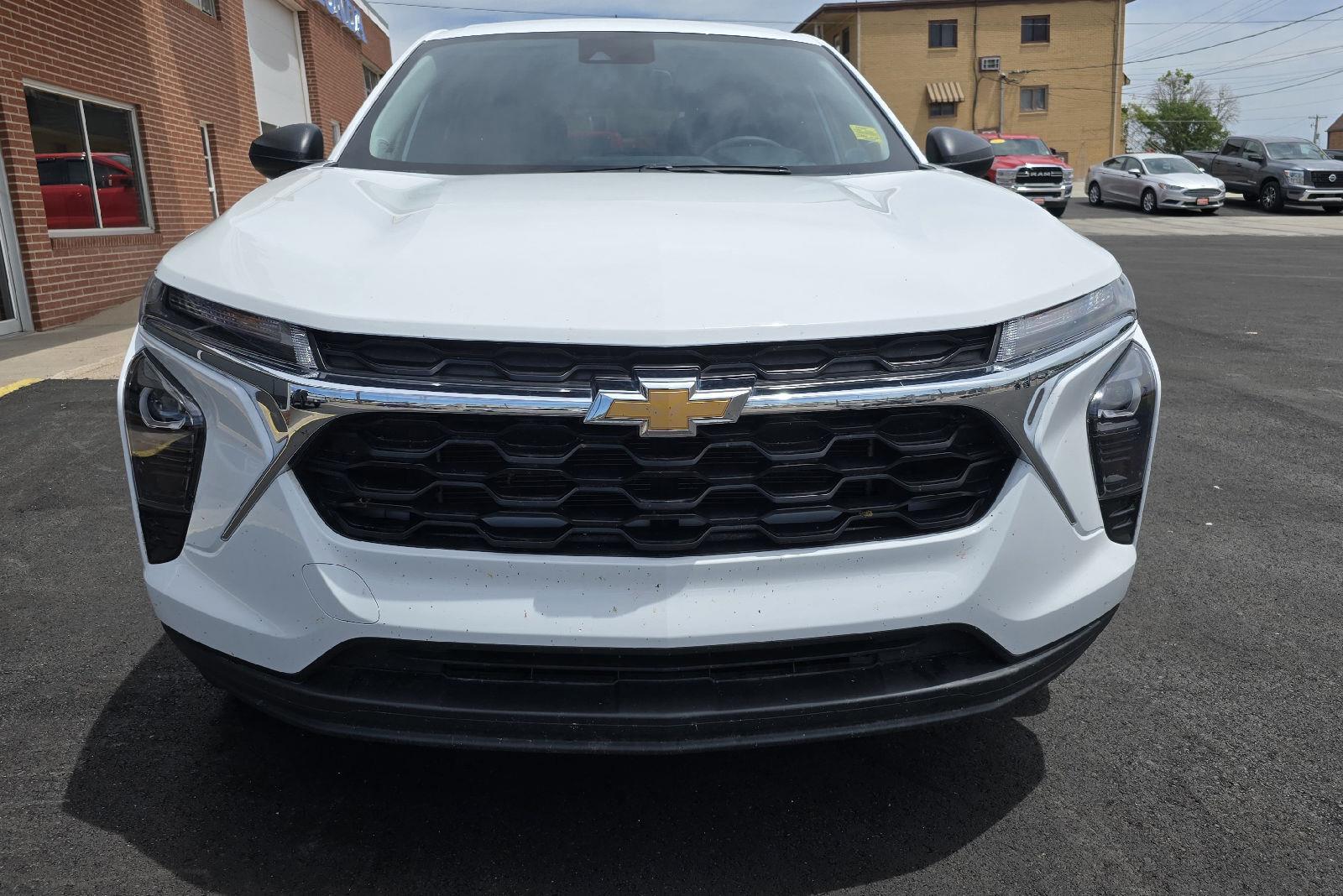 2025 Chevrolet Trax LS photo 3