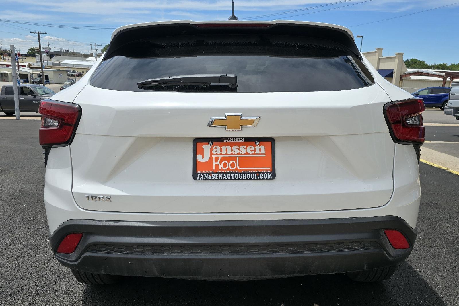 2025 Chevrolet Trax LS photo 4
