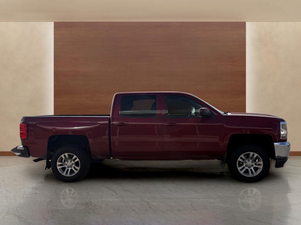 Used 2018 Chevrolet Silverado 1500 LT with VIN 3GCUKREC4JG300205 for sale in McCook, NE